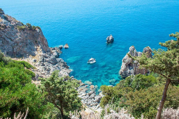 日当たりの良い時にターコイズ ブルーのきれいな水とロッキー山脈と美しい海の風景 — ストック写真