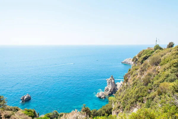 美丽的海景与绿松石干净的水和落基山脉在晴朗的时间 — 图库照片