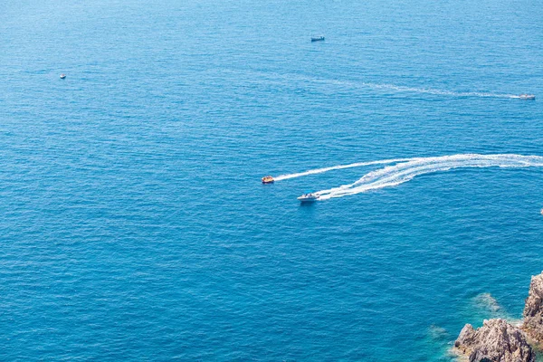 Hermoso Paisaje Marino Con Agua Limpia Turquesa Montañas Rocosas Tiempo — Foto de Stock