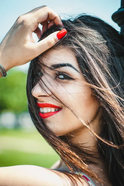 Hermosa Joven Feliz Con Labios Rojos Aire Libre — Foto de Stock