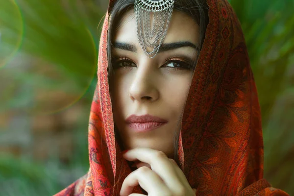 Fotka Krásná Žena Makeupem Sobě Tradiční Arabský Oděv — Stock fotografie