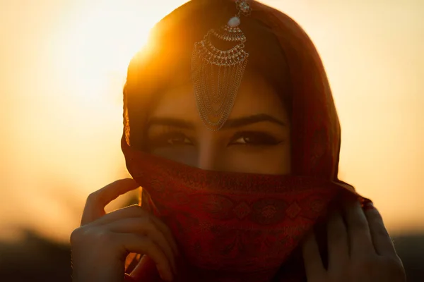 Foto Mulher Bonita Com Maquiagem Vestindo Vestido Árabe Tradicional — Fotografia de Stock