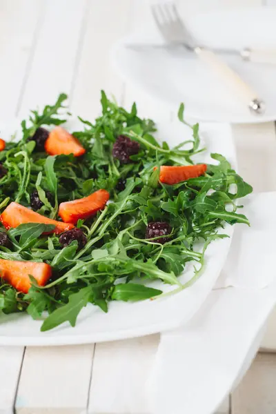 Fresh Salad Rucola Blackberry Close — Stock Photo, Image