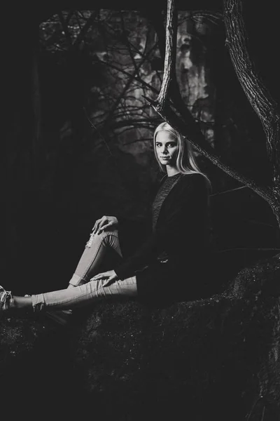 Фото Молодой Очаровательной Женщины Светлыми Волосами Пирсингом Сидящей Камне Темном — стоковое фото