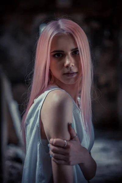Фото Молодой Очаровательной Женщины Розовыми Волосами Пирсингом — стоковое фото