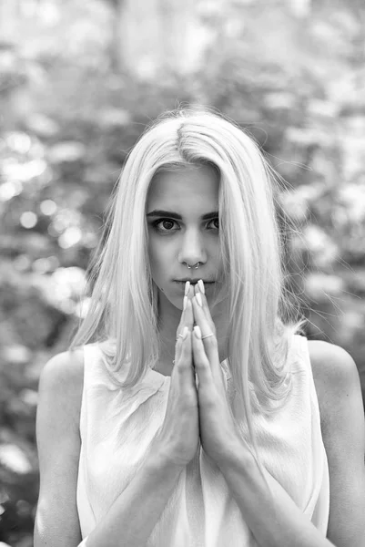Фото Молодой Привлекательной Женщины Белом Платье Черно Белом — стоковое фото