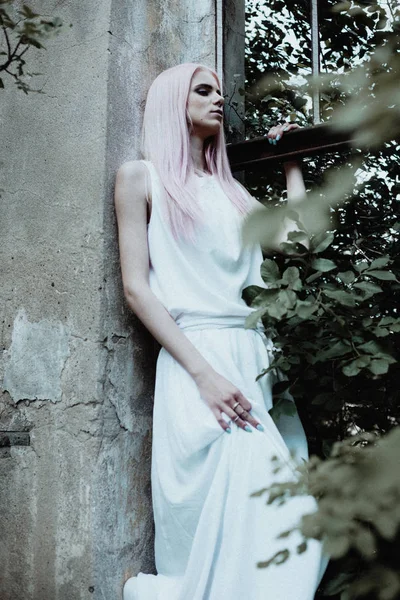 Zdjęcie Młodych Uroczy Kobieta Różowe Włosy Piercing Białej Sukni — Zdjęcie stockowe