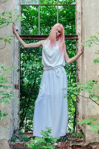 Фото Молодой Очаровательной Женщины Розовыми Волосами Пирсингом Белом Платье — стоковое фото