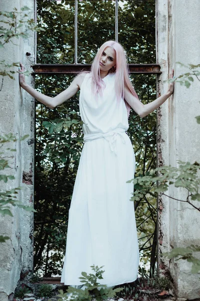 Zdjęcie Młodych Uroczy Kobieta Różowe Włosy Piercing Białej Sukni — Zdjęcie stockowe