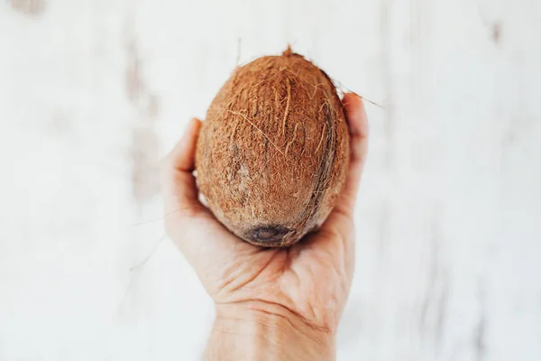 Foto Cerca Mano Masculina Sosteniendo Coco — Foto de Stock