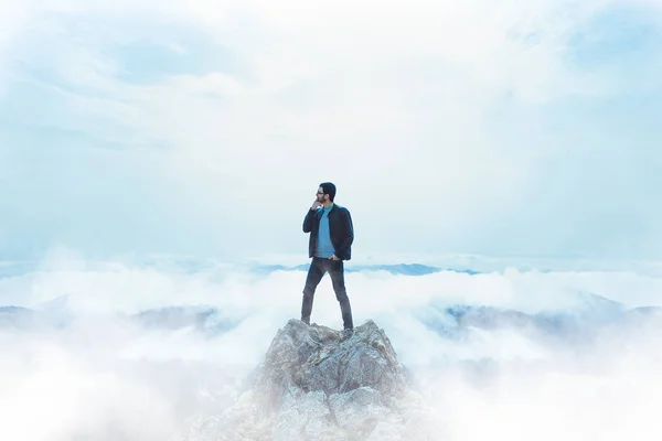 Фото Молодого Чоловіка Моди Виходить Скелю Туманом — стокове фото