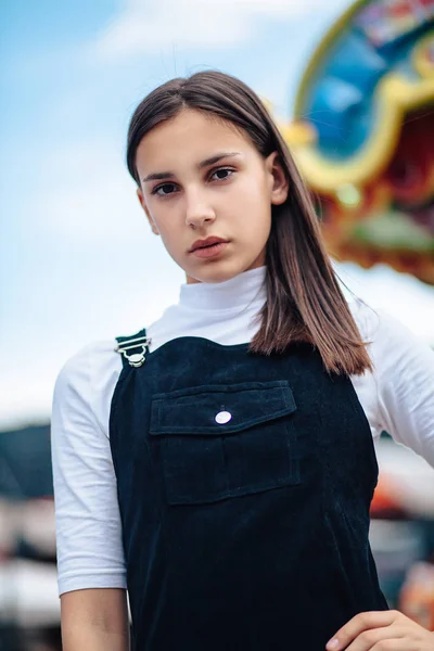 Photo Young Cheerful Brunette Woman White Shirt Outdoor — Stock Photo, Image