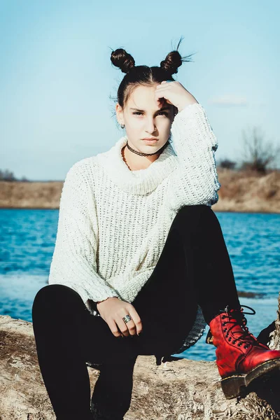 Photo Young Urban Fashionable Brunette Woman White Sweater Red Shoes — Stock Photo, Image