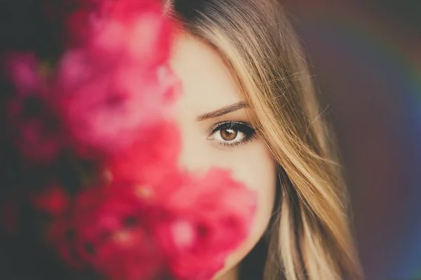 Sevimli Genç Kadın Açık Havada Çiçekler Ile Poz Portresi — Stok fotoğraf