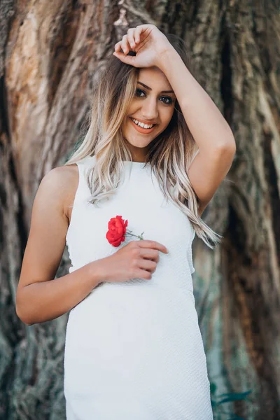 Smyslné Portrét Mladá Blondýnka Pózuje Venku Červeným Květem — Stock fotografie
