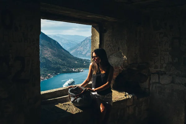 Açık Havada Poz Genç Şehvetli Kadın Portresi — Stok fotoğraf