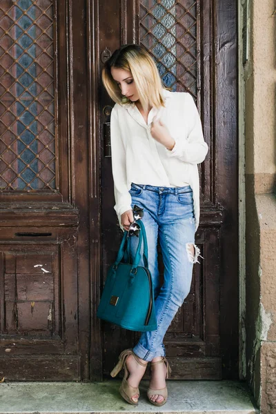 Foto Cerca Joven Mujer Rubia Elegante Aire Libre — Foto de Stock