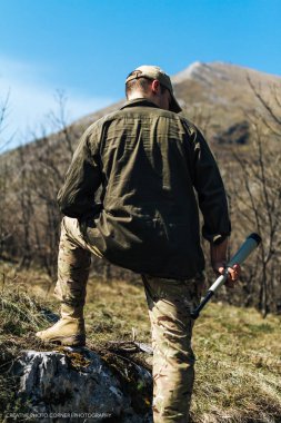 adama üniforma açık fotoğrafını keşfetmek orman Monoküler ile