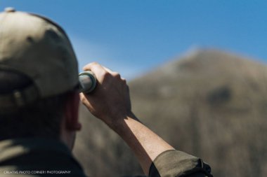 adama üniforma açık fotoğrafını keşfetmek orman Monoküler ile