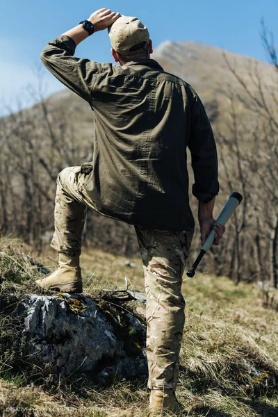 adama üniforma açık fotoğrafını keşfetmek orman Monoküler ile