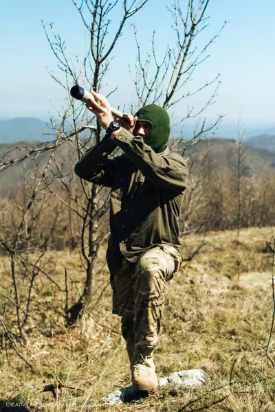 adama düzgün ve yeşil yün açık fotoğrafını keşfetmek orman Monoküler ile