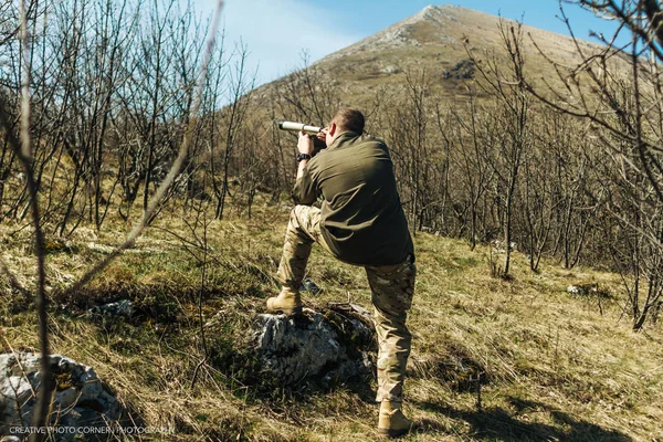 adama üniforma açık fotoğrafını keşfetmek orman Monoküler ile