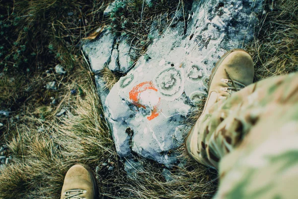 kayalık dağ üstüne ayakkabı erkek bacak yakın çekim fotoğraf 