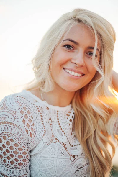 Close Photo Young Smiling Blonde Woman Beach Sunset — Stock Photo, Image