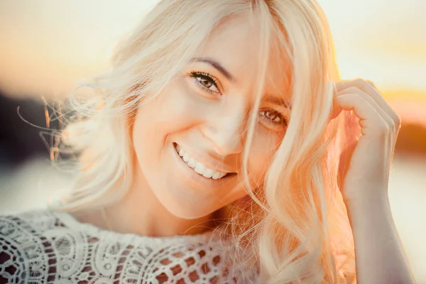 Zdjęcie Młodych Uśmiechający Się Kobiety Blondynka Plaży Zachód Słońca — Zdjęcie stockowe