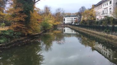 Bonn, Almanya - binalar ve sonbahar günbatımı zaman şehirde sakin Nehri  