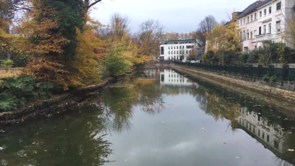 ドイツ 日没時秋の木の建物および町の穏やかな川 — ストック動画