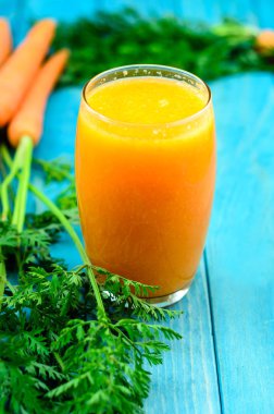 Bardak kayısı, elma, havuç, rospberry ve zencefil suyu üzerinde renkli turkuaz mavi boyalı ahşap panoları