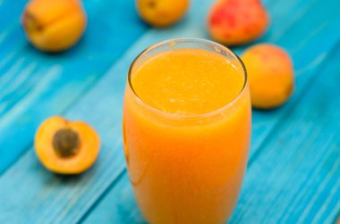 Bardak kayısı ve havuç suyu üzerinde renkli turkuaz mavi boyalı ahşap panoları