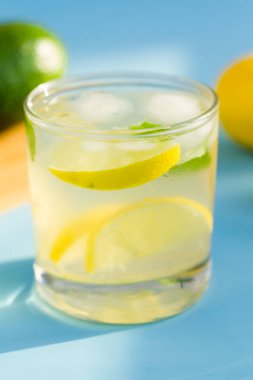 Mavi zemin üzerine ev yapımı limonata