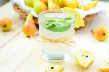 Ahşap kurullarında taze meyve ile armut suyu