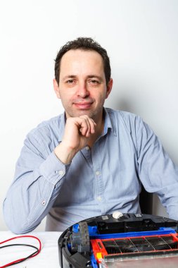 Portre profesyonel tamirci robot elektrik süpürgesi üzerinde pil değiştirme. Robot temizleyici tamir