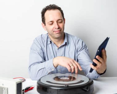 Portre profesyonel tamirci robot pille değiştirme