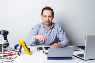 Profesyonel tamirci kırık akıllı telefon tamiri