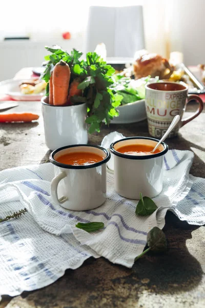 Крупним Планом Фото Домашнього Здорового Морквяного Супу Білих Чашках Серветці — стокове фото