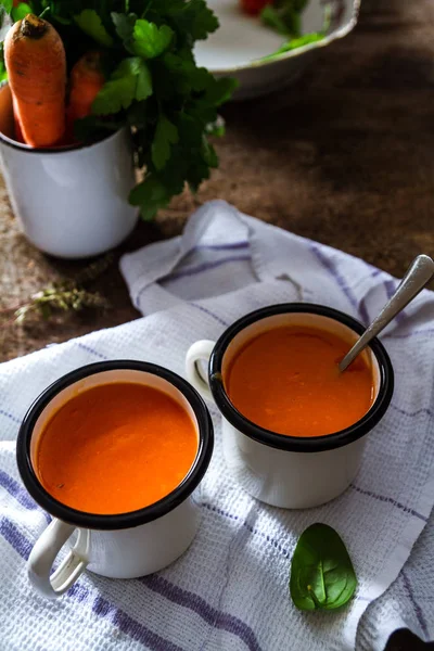 Крупним Планом Фото Домашнього Здорового Морквяного Супу Білих Чашках Столі — стокове фото