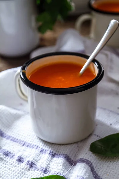 テーブルの上の白いマグカップで自家製健康ニンジン スープのクローズ アップ写真 — ストック写真