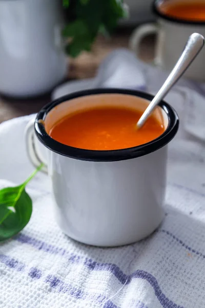 テーブルの上の白いマグカップで自家製健康ニンジン スープのクローズ アップ写真 — ストック写真