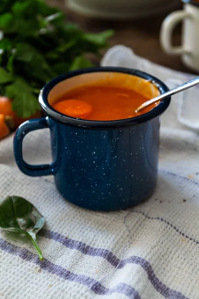 Крупним Планом Фото Домашнього Здорового Морквяного Супу Синій Кухоль Столі — стокове фото