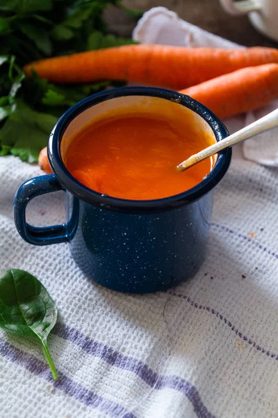 Крупним Планом Фото Домашнього Здорового Морквяного Супу Синій Кухоль Столі — стокове фото