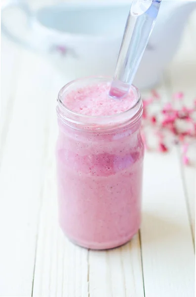 Pink Eper Smoothie Retro Jar Lila Virágok Háttérben Fény Rusztikus — Stock Fotó