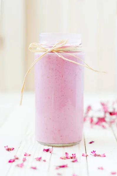Pink Eper Smoothie Retro Jar Lila Virágok Könnyű Rusztikus Táblák — Stock Fotó