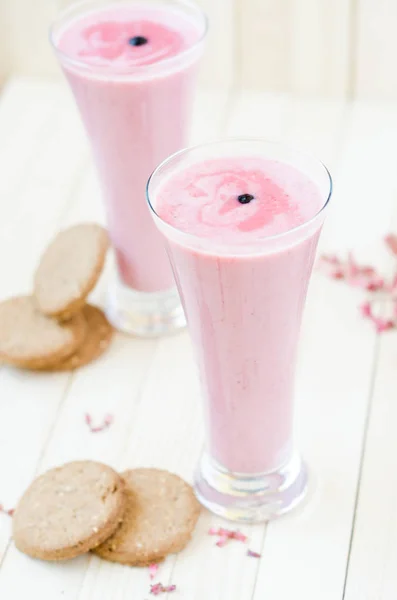 Batido Fresa Rosa Con Galletas Marrones Mesa Rústica Marrón Claro — Foto de Stock