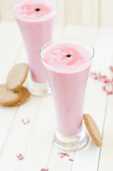 Batido Fresa Rosa Con Galletas Marrones Mesa Rústica Marrón Claro — Foto de Stock