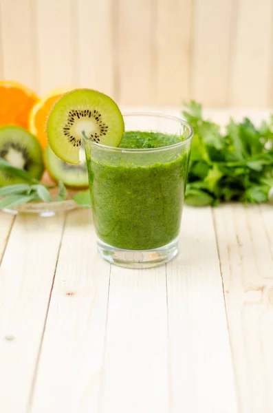 Frullato Verde Sano Con Spinaci Kiwi Arancia Bicchiere Tavolo Legno — Foto Stock