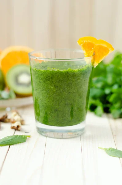 Batido Verde Saludable Con Espinacas Kiwi Naranja Vaso Sobre Una —  Fotos de Stock